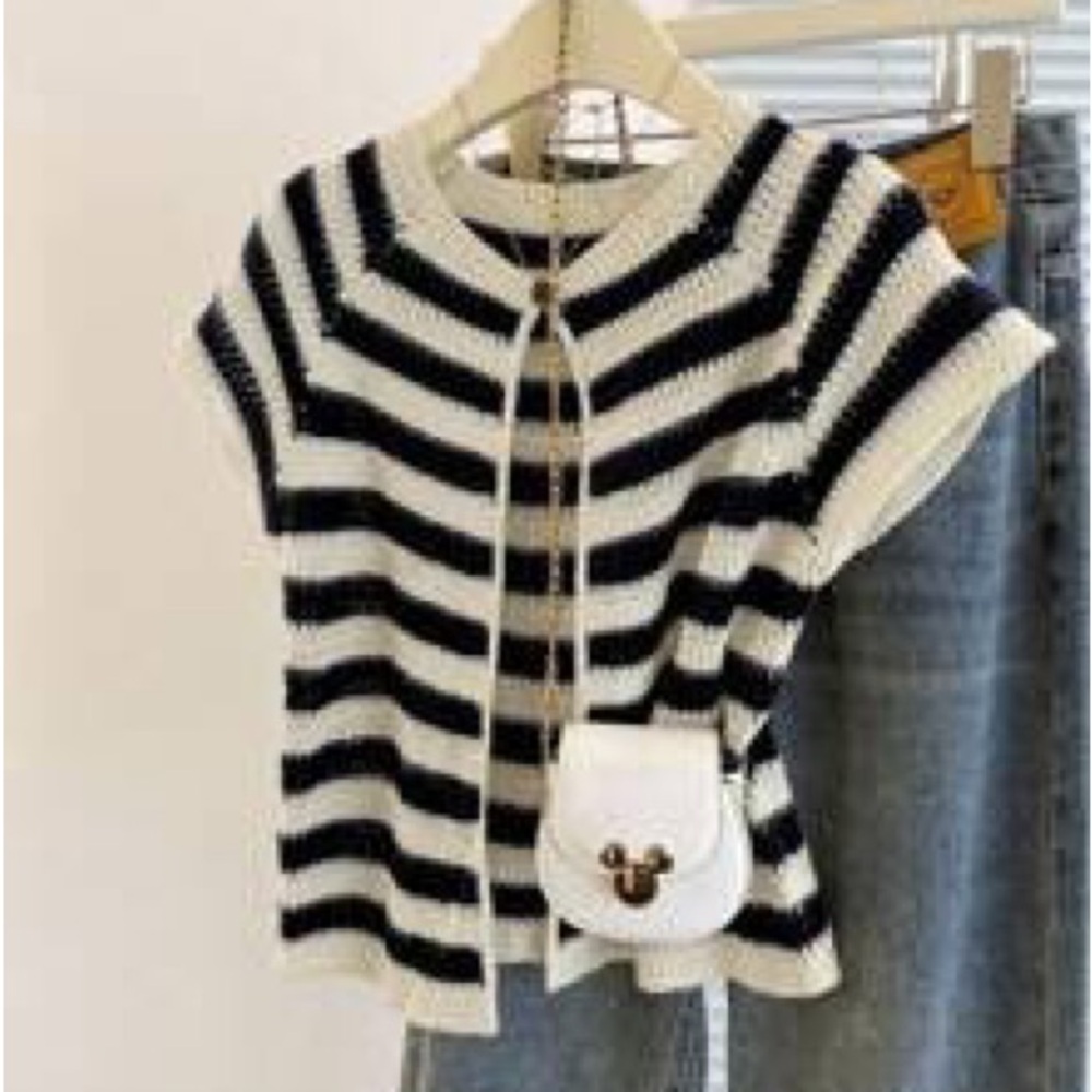 Striped Short-Sleeve Knit Sweater - Black & White